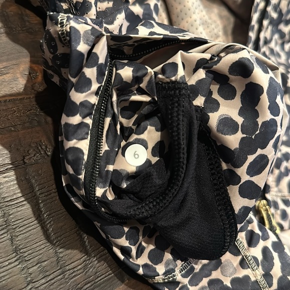 Lululemon. Women’s vest. Leopard print. Size 6. - Picture 8 of 8